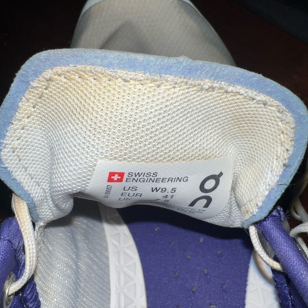 Excellent shape women’s On Clouds, yellowing to material, soles perfect